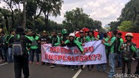 Mereka membawa berbagai spanduk. Salah satunya bertuliskan mitra atau eksploitasi?