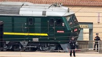 Menurut televisi Jepang, NTV, kereta misterius itu tiba di Beijing pada Senin (26/3) sore waktu setempat. Sedangkan tayangan dari Nippon News Network, yang dimiliki Nippon TV, menunjukkan penampakan sebuah kereta warna hijau dengan garis horisontal warna kuning. (Foto: Dok. REUTERS/Jason Lee)