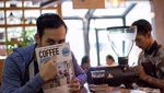 Doyan Ngopi, Ini 10 Pose Arifin Putra Meracik hingga Menikmati Kopi!