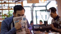 Ini nih bukti lain kalau Arifin suka ngopi! Pria 30 tahun ini menunjuk kata Coffee pada buku yang dipegangnya. Ia juga menulis, Need I say more? Foto: Instagram arifinputra_