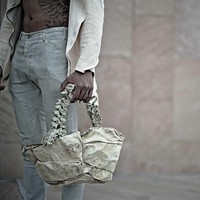 Arnold Putra memang dikenal dengan karya-karyanya yang unik. Pada situsnya, bisa dilihat berbagai karya unik Arnold lainnya. Salah satunya adalah tas ini. ALLIGATOR TONGUE BAG WITH HUMAN OSTEOPOROSIS SPINE HANDLE,” demikian deskripsi yang tertulis mengenai tas tersebut. Foto: Instagram Arnold Putra