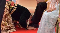 Saat bertemu orang tua, terutama saat momen pertemuan dan perpisahan, Sugianto juga tak segan mencium kaki. Hal ini dilakukannya karena keyakinannya bahwa orang tua adalah sumber energi dan kesuksesan. Foto: dok. Pemprov Kalteng