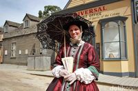 Kru Sovereign Hill yang berpakaian ala tahun 80-an (Randy/detikTravel)