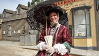 Bukan hanya model bangunan, para kru Sovereign Hill juga memakai kostum jadul. Mereka juga senang kalau diajak berfoto (Randy/detikTravel)