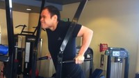 Dengan dedikasi yang tinggi untuk menghempaskan lemak-lemak di tubuhnya, pria berhasil mendapatkannya dengan latihan rutin ke gym. (Foto: Youtube/Jon Calvo)