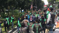 Satu mobil komando dengan pengeras suara menyemangati massa yang longmarch sambil menyanyikan lagu Indonesia Raya.