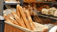 Roti yang satu ini bisa dikategorikan sebagai salah satu ikon negara Prancis. Adonan dasar baguette terbuat dari tepung terigu, ragi, air dan garam. Roti baguette punya bentuk khas yakni panjang dengan ukuran bervarian. Ciri khas roti ini adalah keras pada bagian luarnya namun memiliki tekstur lembut dan ringan pada bagian dalamnya. Foto: Istock