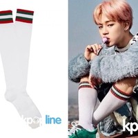 Kaus kaki putih dengan garis di bagian atas juga menjadi koleksi Jimin, BTS. Miliknya datang dari Gucci yang dibanderol US$ 95 atau Rp 1,3 juta. Foto: Istimewa