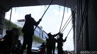 Petugas dari Dinas Dinamarga mengecat Underpass Angkasa, Selasa (27/3/2018).