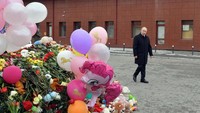 Putin yang baru memenangi pilpres pekan lalu, datang mengunjungi mal yang terbakar pada Selasa (27/3) waktu setempat.