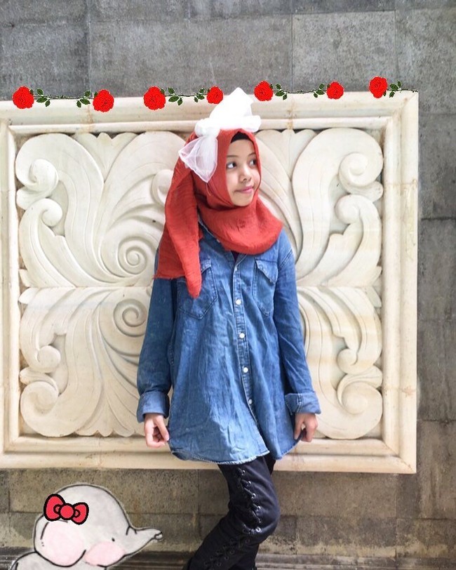 Fatimah Halilintar, anak ke-7 di keluarga ini juga punya gaya hijab yang tak kalah unik. Masih berusia 14 tahun, Fatimah sudah memiliki lebih dari 600 ribu pengikut di Instagram. Foto: Instagram