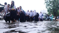 Jalan Danau Sunter Utara banjir akibat diguyur hujan selama 2 jam siang ini.