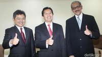 Tiga calon Deputi Gubernur Bank Indonesia, (kiri-kanan) Doddy Zulverdi, Wiwiek Sisto Widayat, dan Dody Budi Waluyo foto bersama sambil mengacungkan jempol.