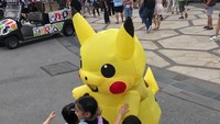Tampak menggemaskan saat menyapa anak-anak, sosok dibalik kostum pikachu ini adalah seorang binaragawan. (Foto: Instagram/gladyshf80)