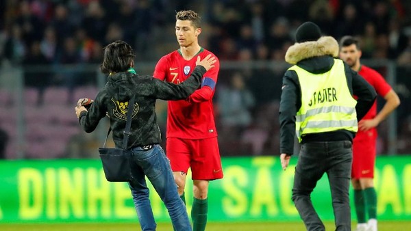 Peluk-Cium Fans Nekat untuk Cristiano Ronaldo