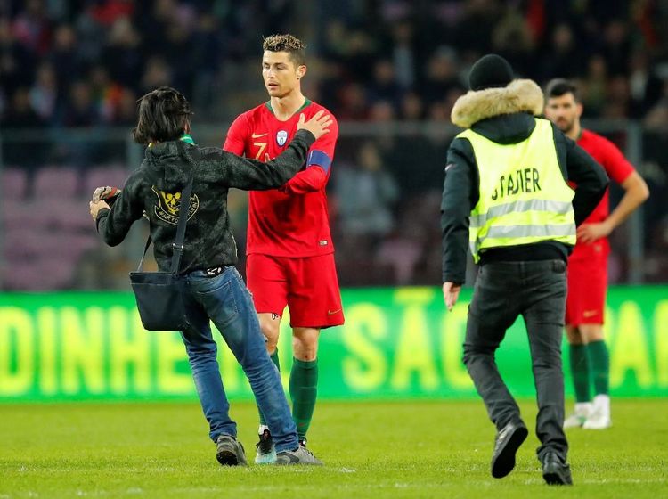 Peluk-Cium Fans Nekat untuk Cristiano Ronaldo