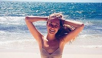Beragam posenya di pantai dapat dilihat di akun Instagramnya. (bridgetmalcolm/Instagram)