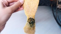 Terkadang Alya memasangkan buah, selada, labu, semangka. Sepeti foto ini yang menggunakan kupasan kulit lemon yang berbentuk seperti kostum ikan duyung. Foto: Instagram @seasunstefunny