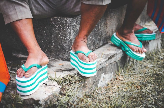 Arnold Putra juga menyulap sandal jepit Swallow menjadi sandal platform. Penampilan sandal jepit platform ini mengingatkan akan sepatu platform Gucci yang dijual seharga Rp 14 jutaan. Foto: Instagram Arnold Putra