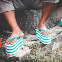 Arnold Putra juga menyulap sandal jepit Swallow menjadi sandal platform. Penampilan sandal jepit platform ini mengingatkan akan sepatu platform Gucci yang dijual seharga Rp 14 jutaan. Foto: Instagram Arnold Putra