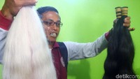 Untuk bisa mendapatkan rambut tersebut setidaknya ada dua sumber yakni dari tempat pemotongan rambut atau salon dan sisa rambut usai disisir yang dikumpulkan oleh pemilinya dengan panjang mulai 7 inci hingga terpanjang mencapai 52 inci.