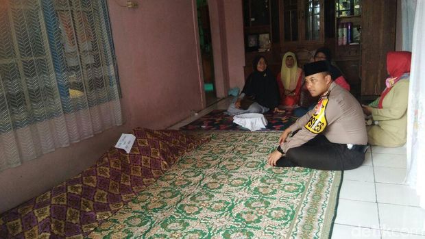Kapolres Karawang saat melayat korban