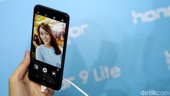 Sedangkan Honor 7X seharga Rp 3.499.000.