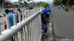 Foto: Aksi Nekat Penyeberang Jalan Terobos Pagar Pembatas