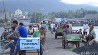 Menunggu kedatangan para nelayan.