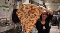 5 Rekor Dunia Pizza Terpecahkan, Pizza dengan Keju Terbanyak hingga Terpanjang!