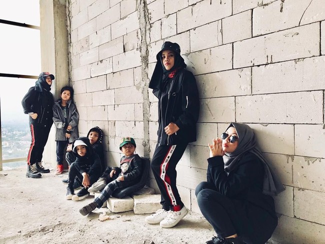 Keluarga Gen Halilintar makin eksis di media sosial. Tak hanya jago berbisnis, penampilan mereka di Instagram dan Youtube juga menambah populeritas mereka. Tak heran jika Youtube Gen Halilintar saja sudah punya 2,5 juta subscribers. Foto: Instagram