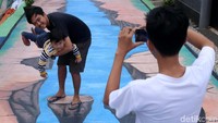 Adanya gang cantik ini membuat warga yang melintas penasaran dan mampir untuk foto-foto.