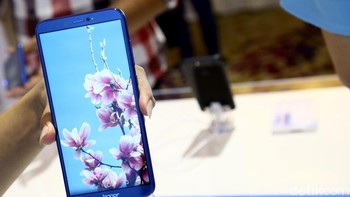 3 smartphone yang diboyong Honor ke Indonesia  salah satunya yakni Honor 9 Lite menampilkan quad-lens, segmen kamera terdepan dan kaca 2,5D layaknya cermin.