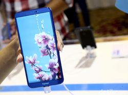 Senandung Lenka Saat Perkenalkan Tiga Ponsel Honor di Jakarta