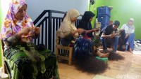 Untuk harga wig sintetis dijual Rp 150 ribu, sedangkan untuk wig dari rambut asli Rp 600 ribu-Rp 700 ribu, bulu mata berada di harga Rp 3.000 sepasang, sanggul antara Rp 15-50 ribu untuk pasar Indonesia.