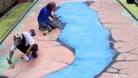 Warga sedang menyelesaikan lukisannya.