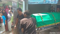 Enok Suhaeni (54), guru SMPN 2 Bungursari Purwakarta tewas akibat ulah penjambret di Jalan Ahmad Yani nomor 427, Cikampek, Karawang Jabar. Guru seni dan budaya itu dijambret saat sedang berangkat ke sekolah pada Selasa pagi (27/3). Kala itu Enok tengah di atas sepeda motor ditumpangi suaminya menuju sekolah tiba-tiba ada yang menarik tasnya. (Foto: Luthfiana Awaludin/detikcom)