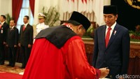 Seusai membacakan sumpah, Arief menandatangani berita acara sumpah jabatan di hadapan Jokowi.
