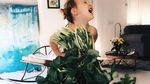 Ah, Lucunya Gadis Kecil Ini Pose dengan Baju dari Sayur dan Buah-buahan!