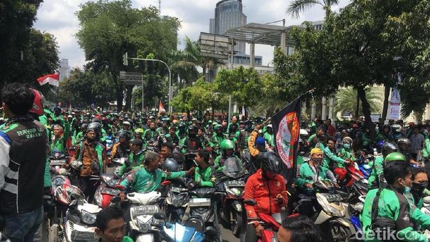  Massa driver ojek online longmarch menuju depan Istana, Selasa (27/3/2018)