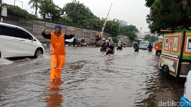 Ada Genangan Air, Lalin dari Ancol ke Tj Priok Macet Ada Genangan Air, Lalin dari Ancol ke Tj Priok Macet