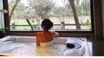 Pose Bareng Gajahnya Bikin Gagal fokus, Jedar Juga Posting Lagi di Bathtub