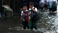 Meski kebasahan, mereka tampak ceria.