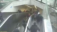 Seorang pria di Turki yang disebut bernama Mehmet Ali Erik tertelan sebuah eskalator di stasiun metro Ayazaga, Istanbul. Dalam insiden yang terekam CCTV ini, Erik bersama puluhan orang lainnya awalnya berjalan menuruni sebuah eskalator yang tidak bergerak. Foto: LiveLeak/mirror.co.uk