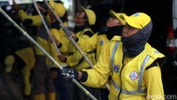Ada 8 orang yang tengah mengecat underpass ini.