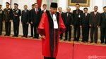 Momen Ucap Sumpah Hakim MK Arief Hidayat di Hadapan Jokowi
