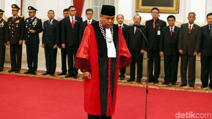Ketua Mahkamah Konstitusi (MK) Arief Hidayat mengucapkan sumpah Hakim Konstitusi di hadapan Presiden Joko Widodo (Jokowi) di Istana Negara, Jakarta, Selasa (27/3/2018).