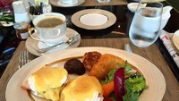 Sedikit berbeda, kali ini Arifin mengunggah menu sarapannya di sebuah hotel di Jakarta. Namapk sehat ya dengan telur dan sayuran. Foto: Instagram arifinputra_