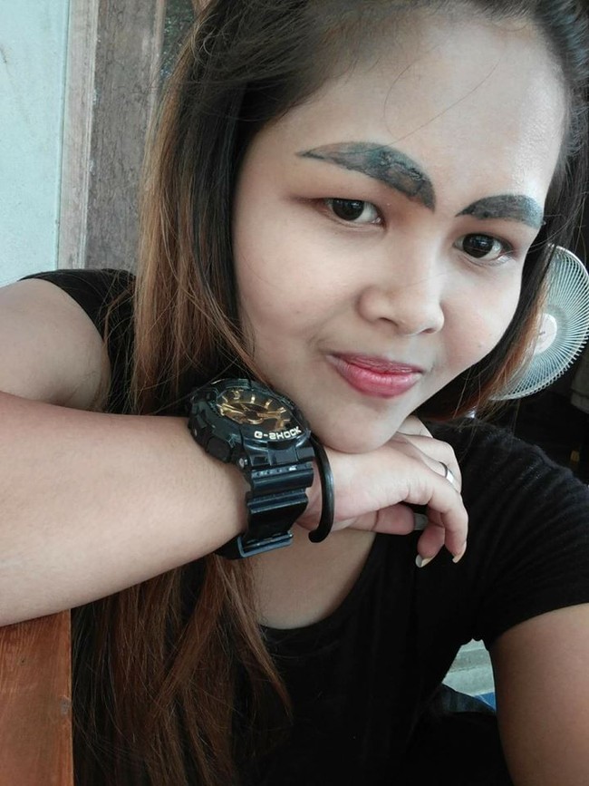 Alis menjadi penyeimbang fitur wajah. Ketika alis bentuknya terlalu tipis atau telalu tebal maka mempengaruhi ke penampilan secara keseluruhan. Seperti wanita ini yang gagal sulam alis hingga ia harus menanggung malu karena bentuk alisnya jadi tak keruan.  Foto: dok. Facebook