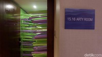 Di galeri bernama Arty Room, mengajak pecinta seni untuk menikmati karya seni instalasi dengan cara yang berbeda. Bermain-main dengan busa warna hijau, bantal-bantal, hingga busa mandi dan shower berbentuk mikrofon. Foto: (Agnes/detikhot)